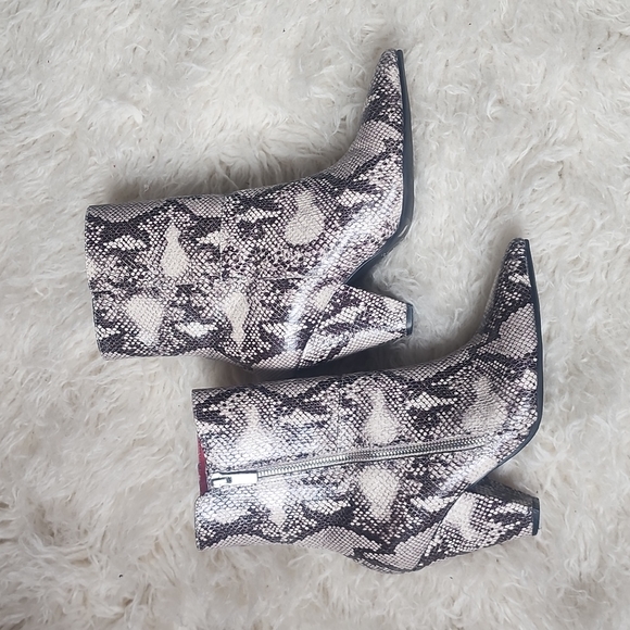 NEW! Chinese Laundry Rosalina Snakeskin Zip Ankle Boots Size 6.5 - Picture 2 of 13